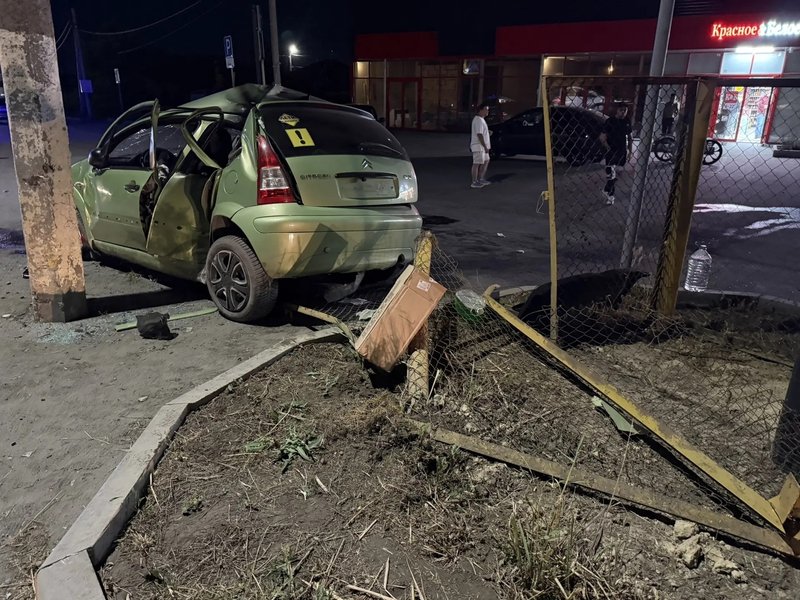 ⚡В Новочеркасске на Харьковском шоссе Citroën врезался в столб: пострадали четыре человека