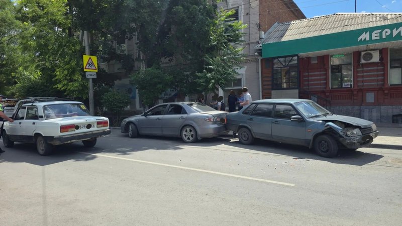 На улице Лебедя произошло дорожно-транспортное происшествие с участием трёх автомобилей