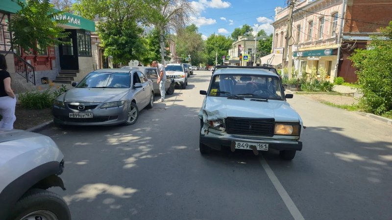 На улице Лебедя произошло дорожно-транспортное происшествие с участием трёх автомобилей