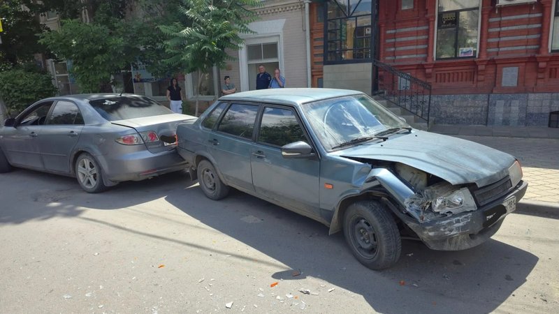 На улице Лебедя произошло дорожно-транспортное происшествие с участием трёх автомобилей