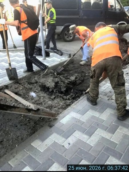 По поручению главы администрации города специалисты нанесли дорожную разметку «зебра» на пешеходных переходах