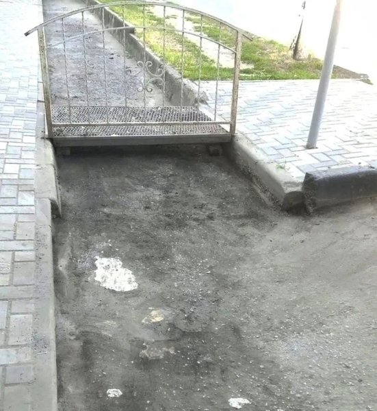 По поручению главы администрации города специалисты нанесли дорожную разметку «зебра» на пешеходных переходах