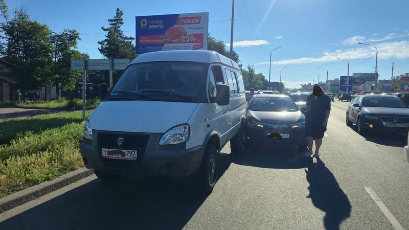 Водитель автомобиля Тойота на Баклановском влетела в хвост очереди за бензином